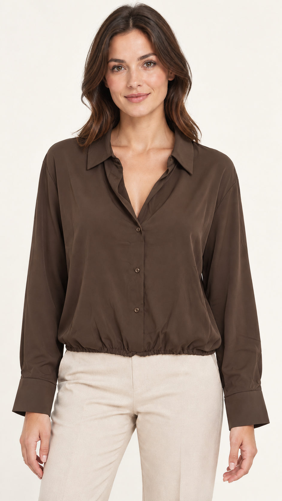 Camisa Tiffosi Conrad 1C Mulher chocolate vestida numa modelo — vista frontal