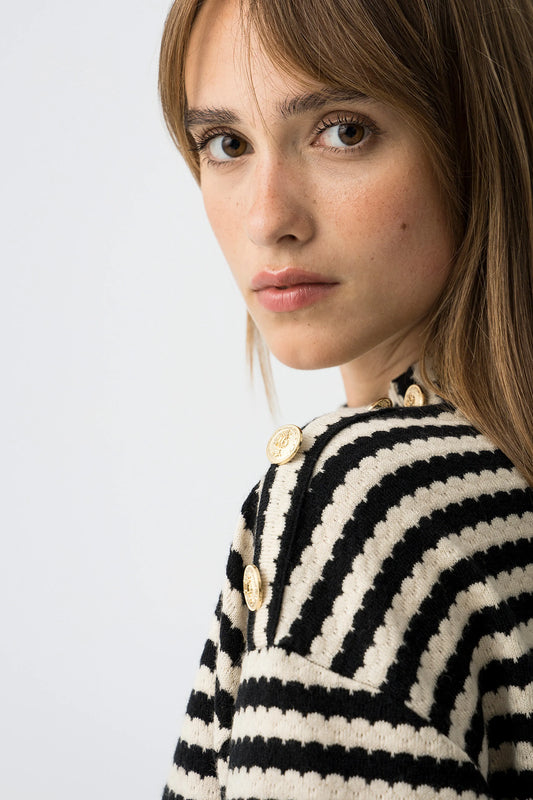 Sweater Riscas com Botões Dourados no Ombro