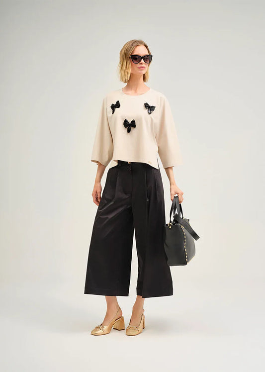 Blusa Cristina Barros Bege com Aplicações de Laços Pretos