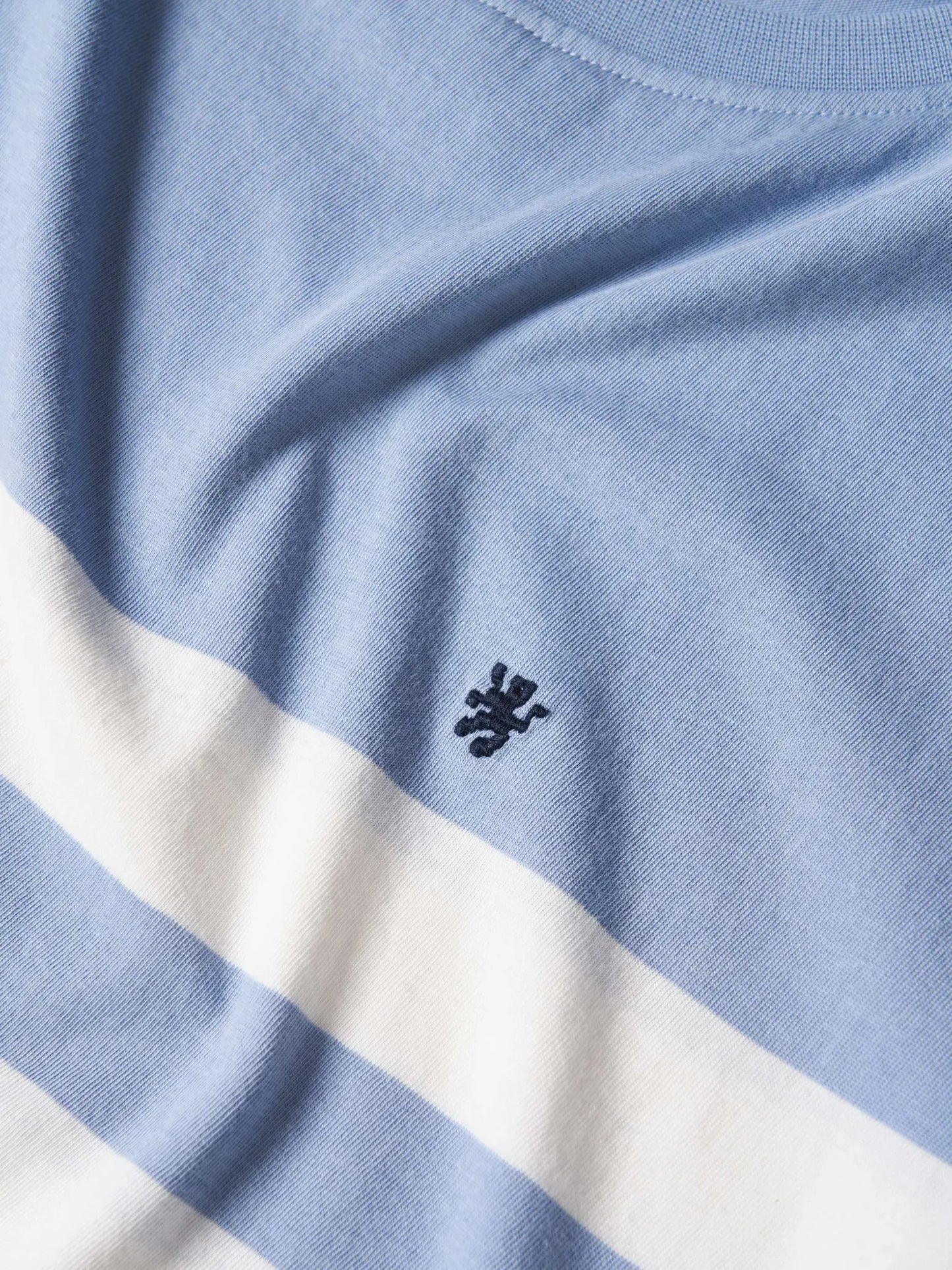 Detalhe do tecido e logótipo da T-shirt Lion of Porches