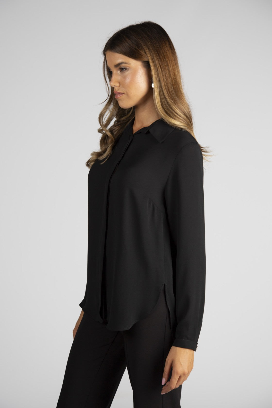 Blusa preta de corte clássico — Preto — Silvina Campos
