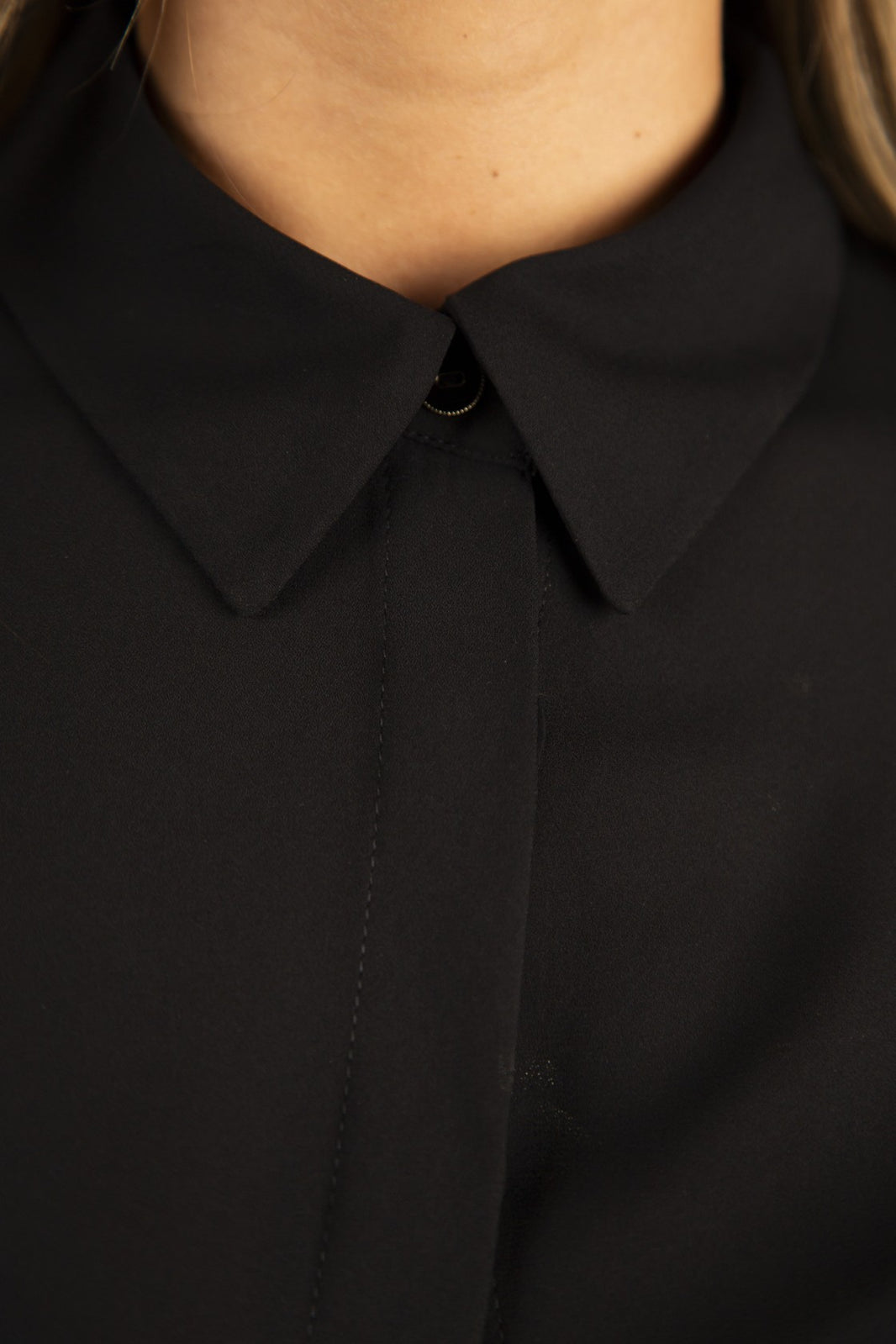 Blusa preta de corte clássico — Preto — Silvina Campos