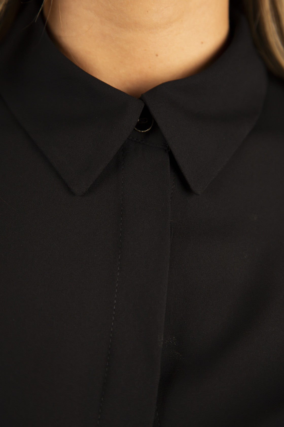 Blusa preta de corte clássico — Preto — Silvina Campos