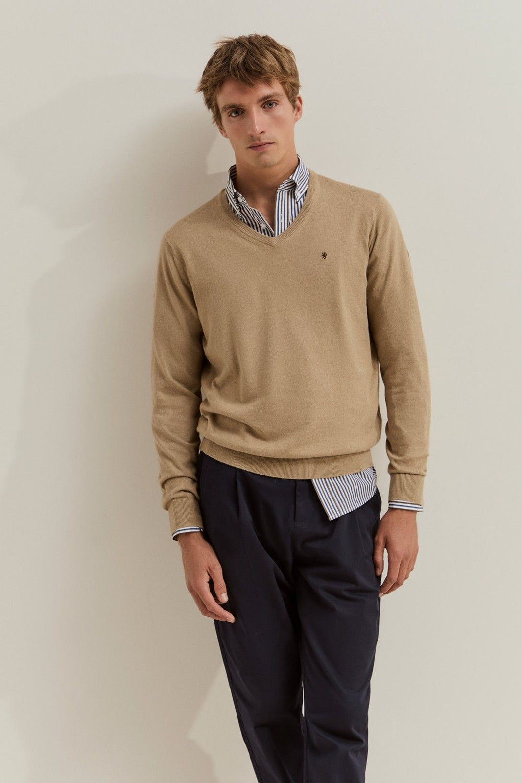Camisola com decote em V — Camel — Lion of Porches