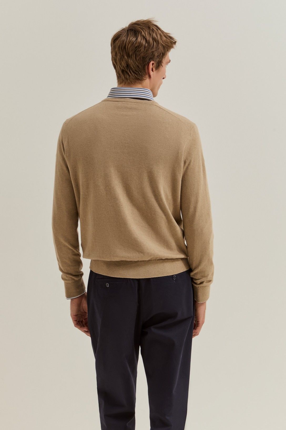 Camisola com decote em V — Camel — Lion of Porches