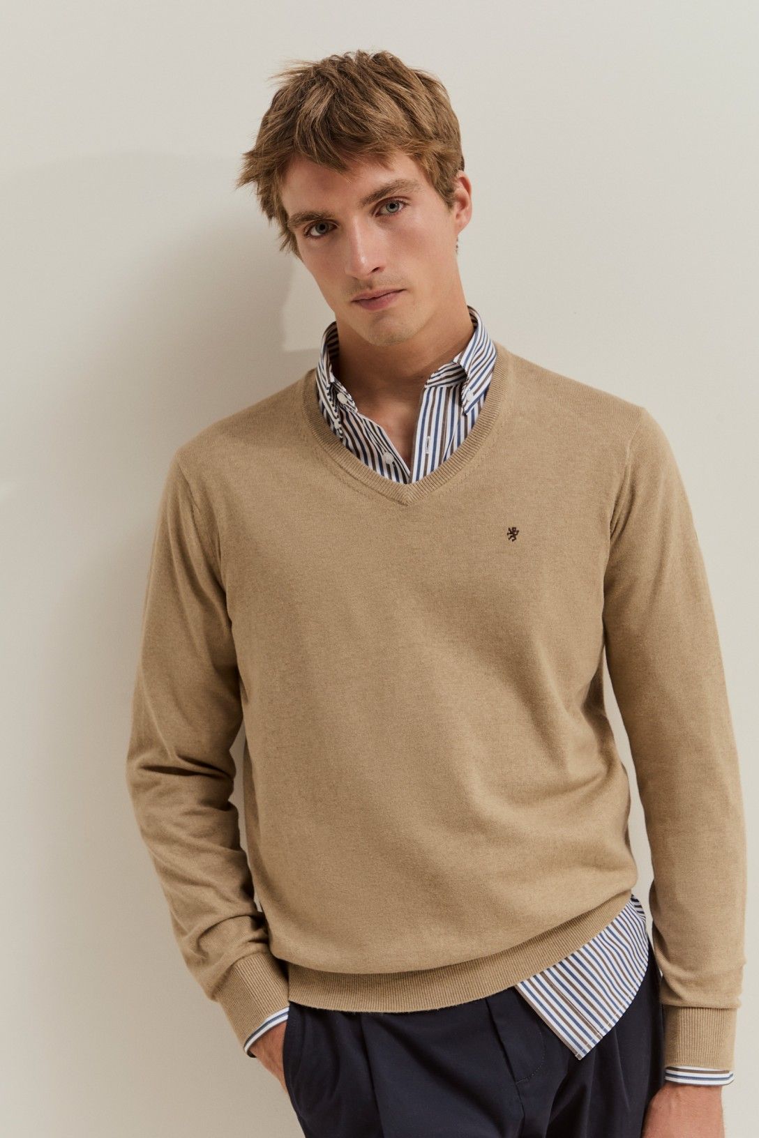 Camisola com decote em V — Camel — Lion of Porches