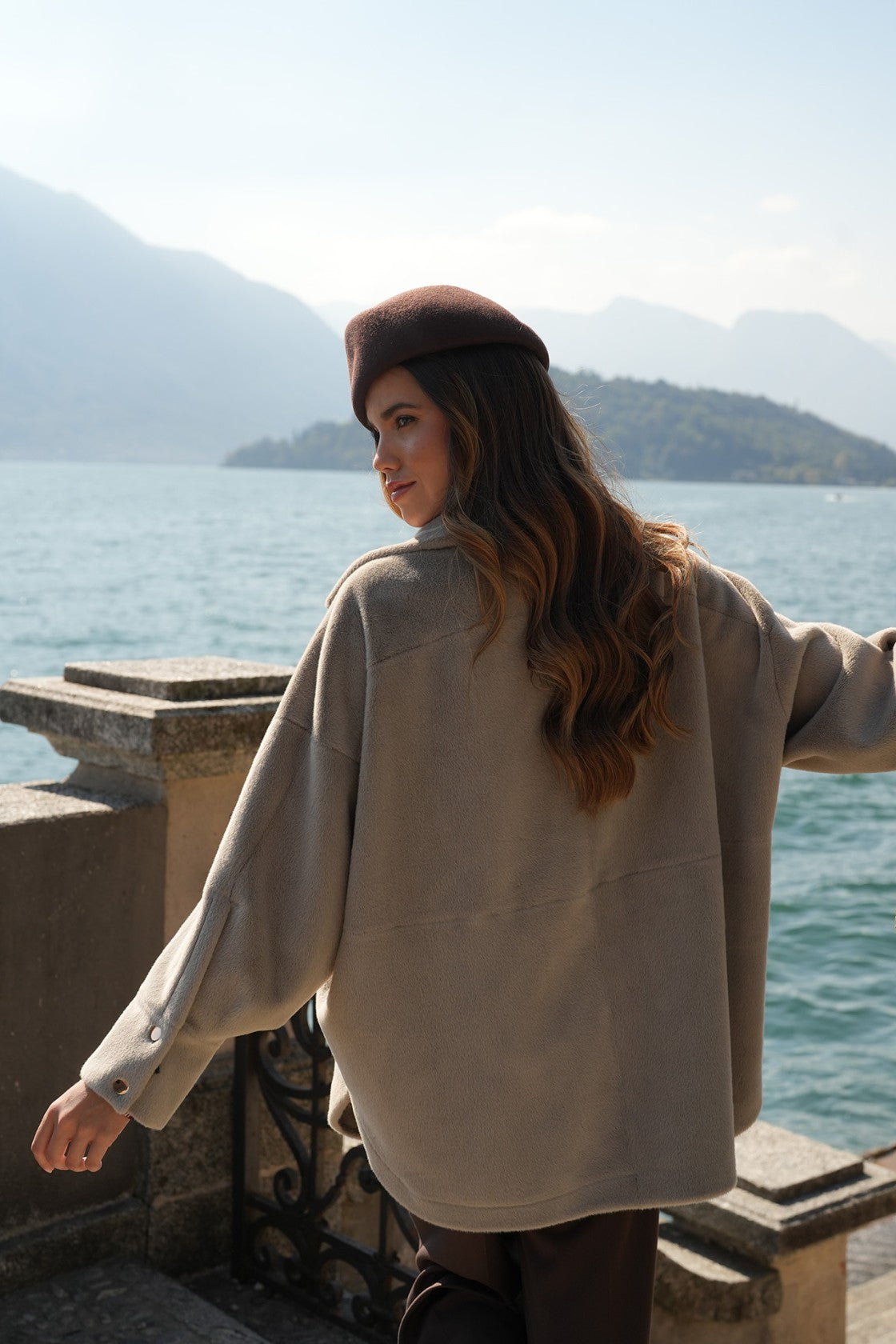 Sobrecamisa de pelo taupe com molas douradas — Taupe — Silvina Campos