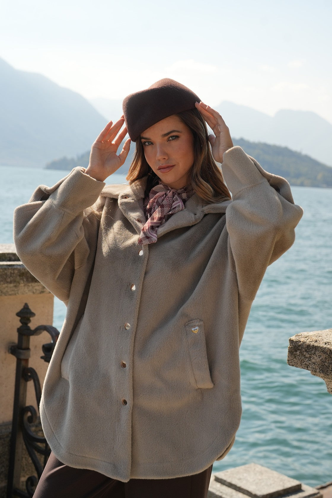 Sobrecamisa de pelo taupe com molas douradas — Taupe — Silvina Campos
