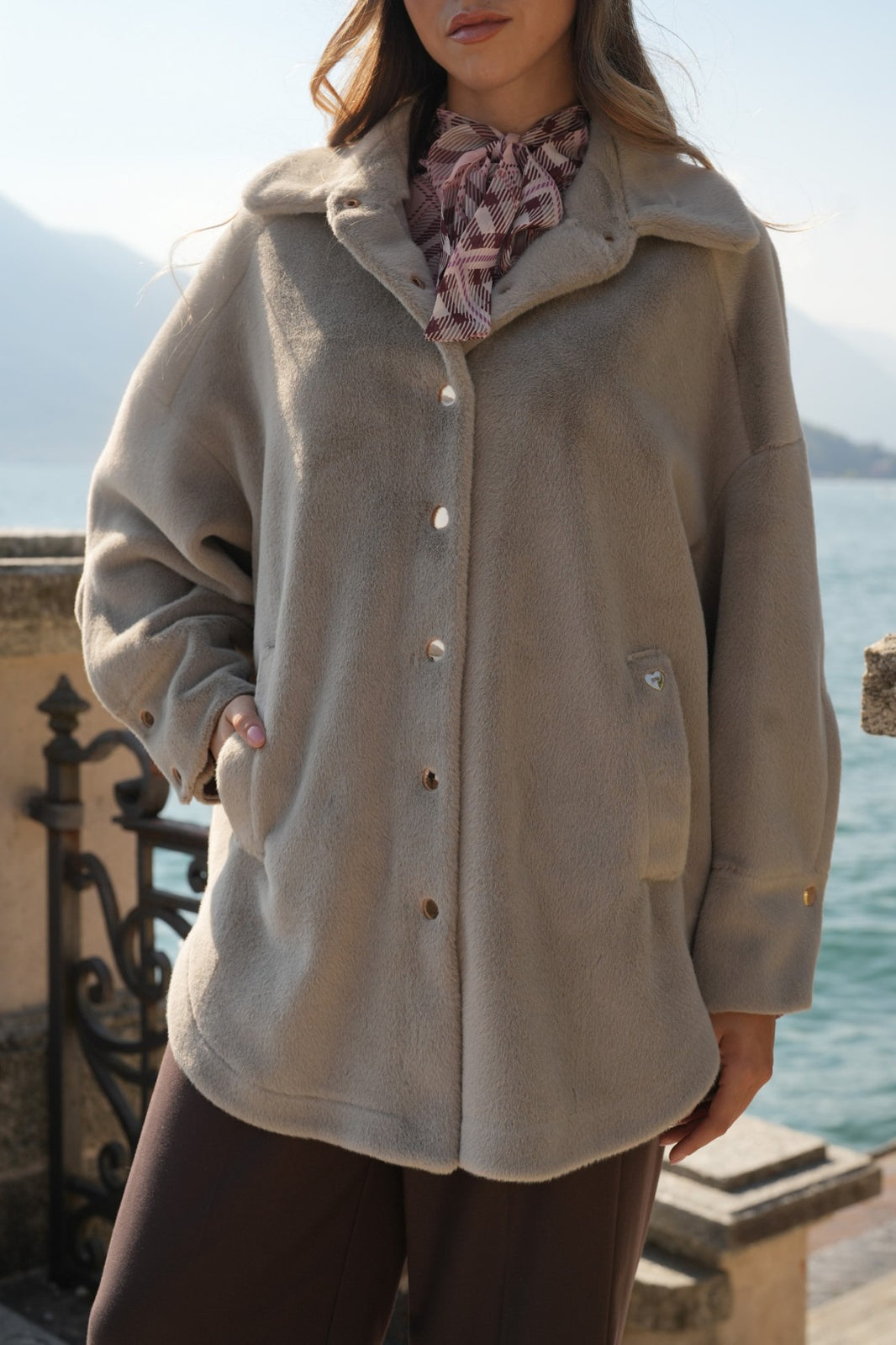 Sobrecamisa de pelo taupe com molas douradas — Taupe — Silvina Campos