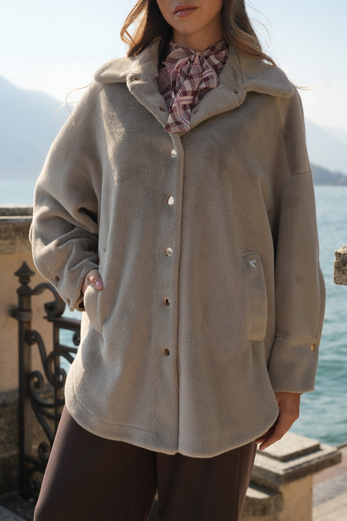 Sobrecamisa de pelo taupe com molas douradas — Taupe — Silvina Campos