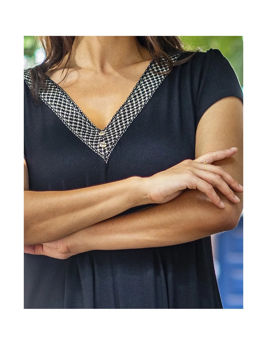 Vestido preto em crepe com decote recortado e bolsos.