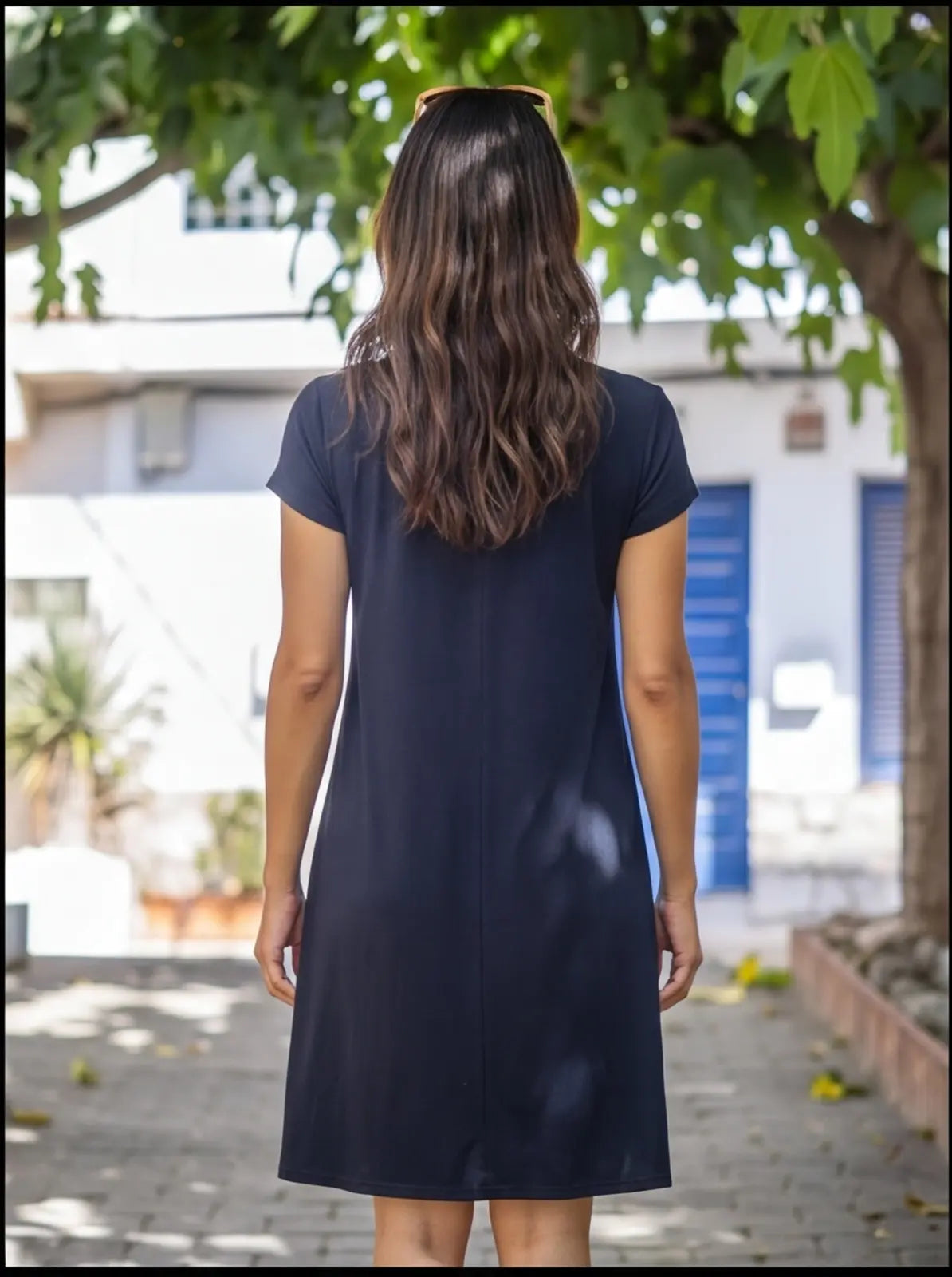 Vestido preto em crepe com decote recortado e bolsos.