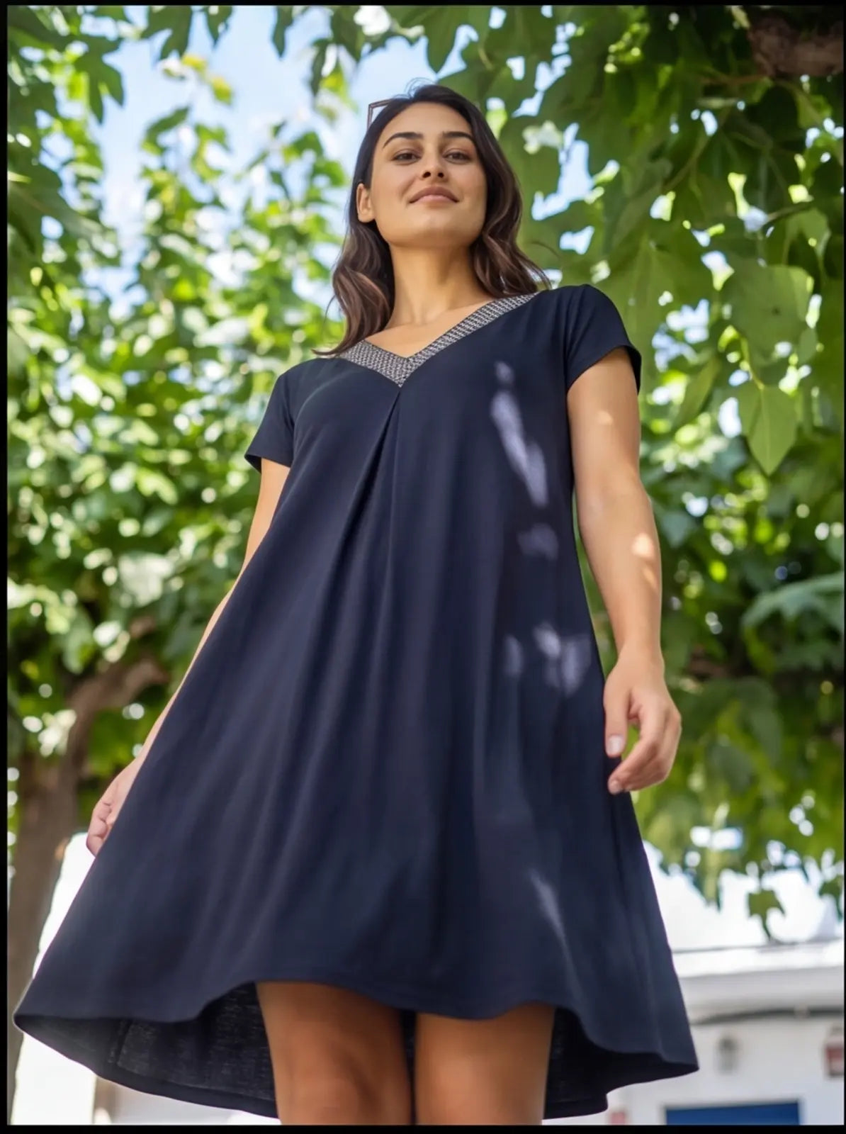 Vestido preto em crepe com decote recortado e bolsos.