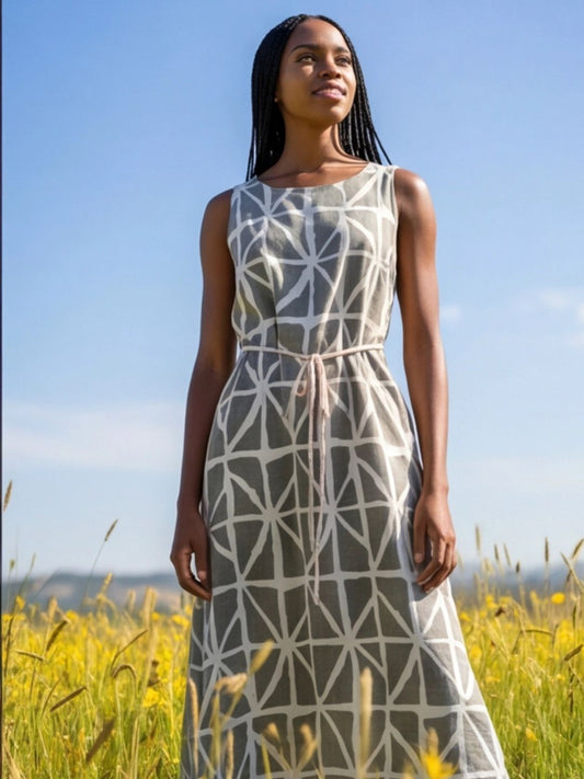 Vestido comprido estampado com abertura lateral.
