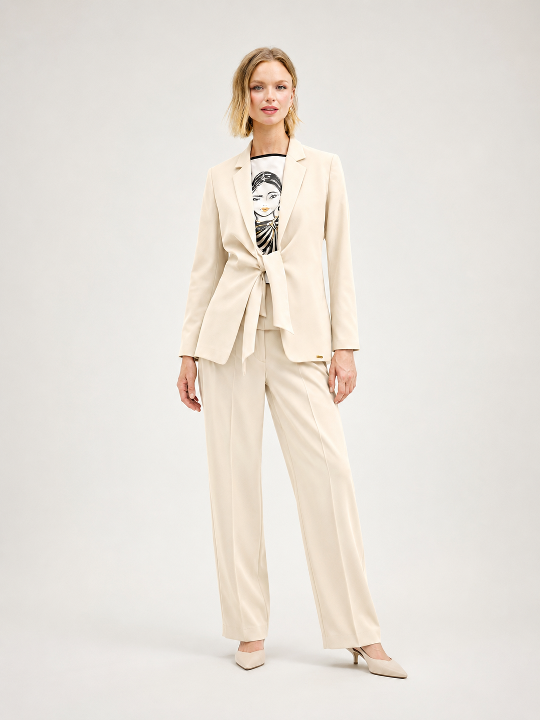 Blazer Cristina Barros com detalhe de nó em tom claro
