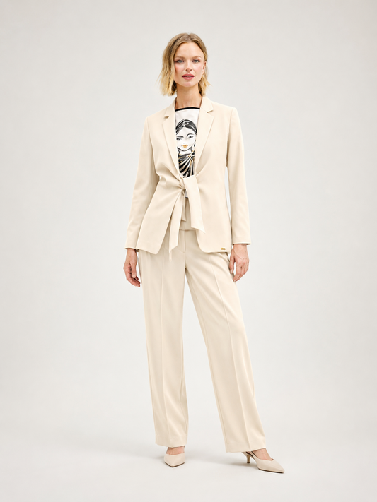 Blazer Cristina Barros com detalhe de nó em tom claro