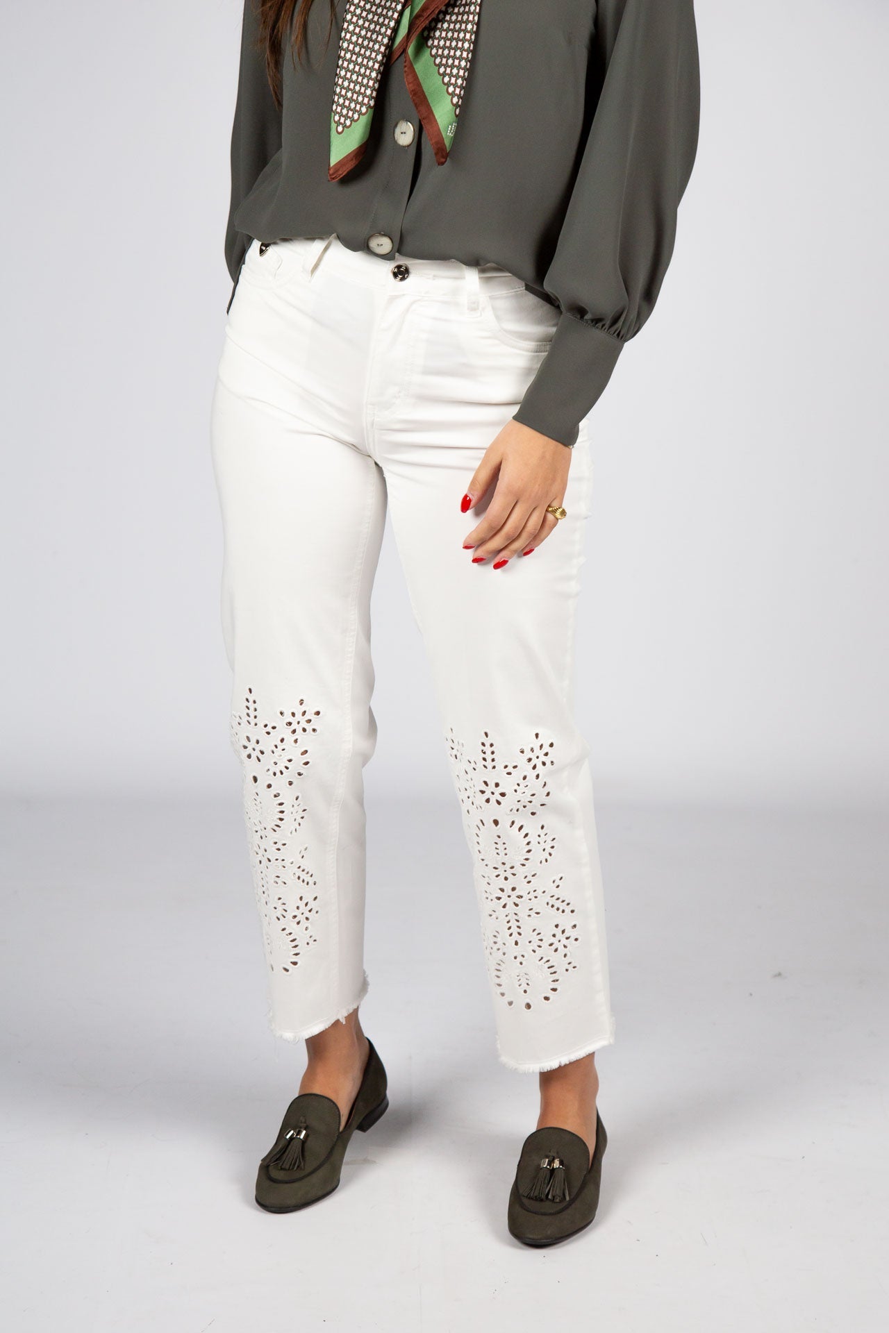 Calça Branca Cropped com Bordado e Recortes Vazados - Armanda Boutique