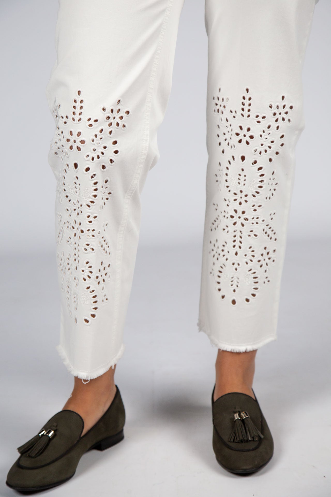 Calça Branca Cropped com Bordado e Recortes Vazados - Armanda Boutique