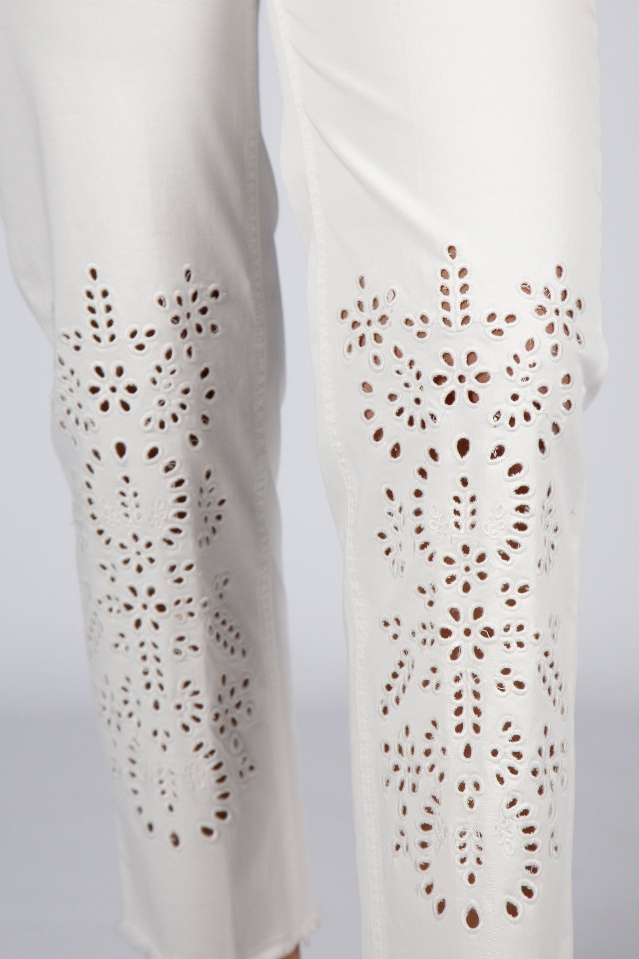 Calça Branca Cropped com Bordado e Recortes Vazados - Armanda Boutique