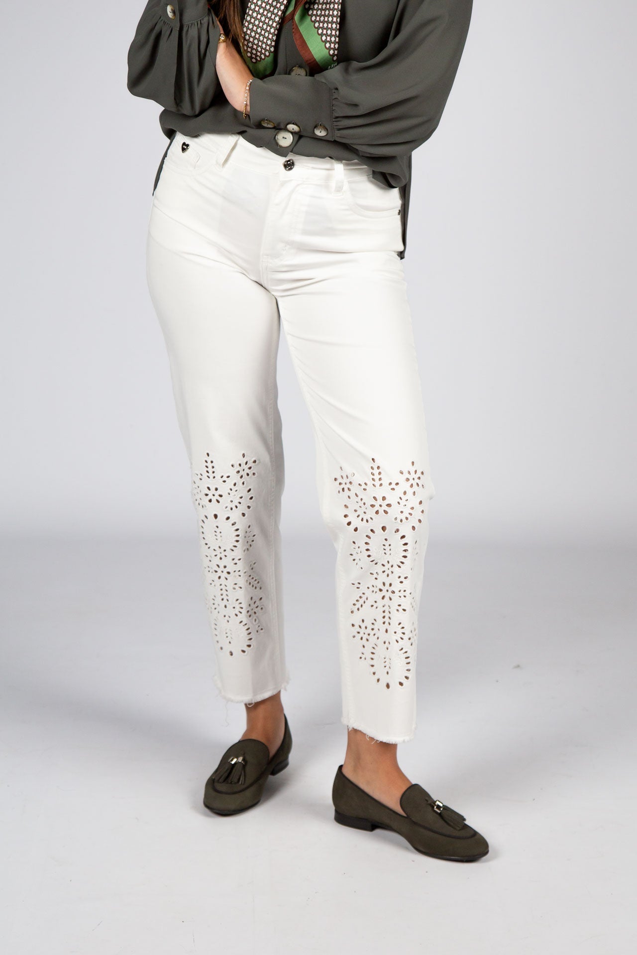 Calça Branca Cropped com Bordado e Recortes Vazados - Armanda Boutique
