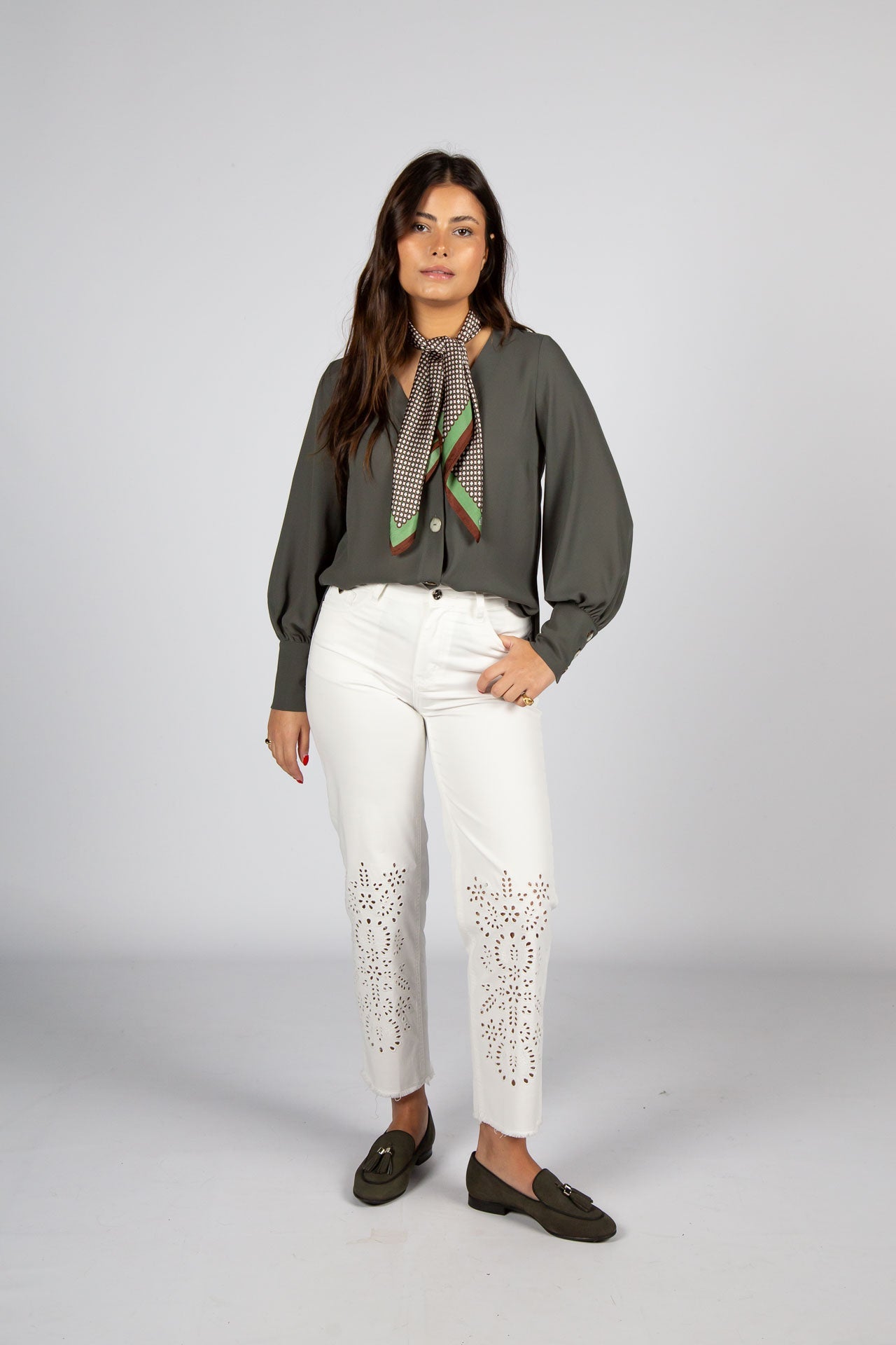 Calça Branca Cropped com Bordado e Recortes Vazados - Armanda Boutique