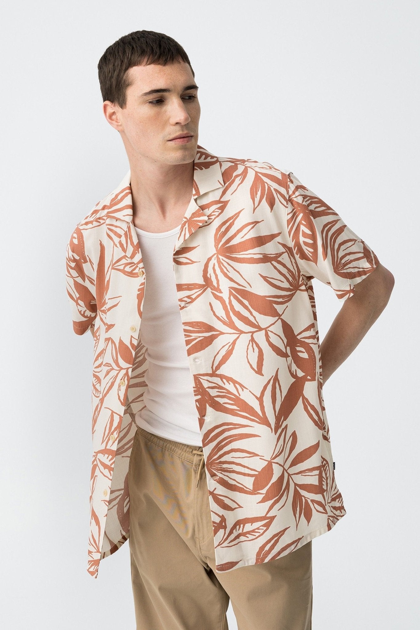 Camiseta com Gola Elegantemente Estilosa - Armanda Boutique