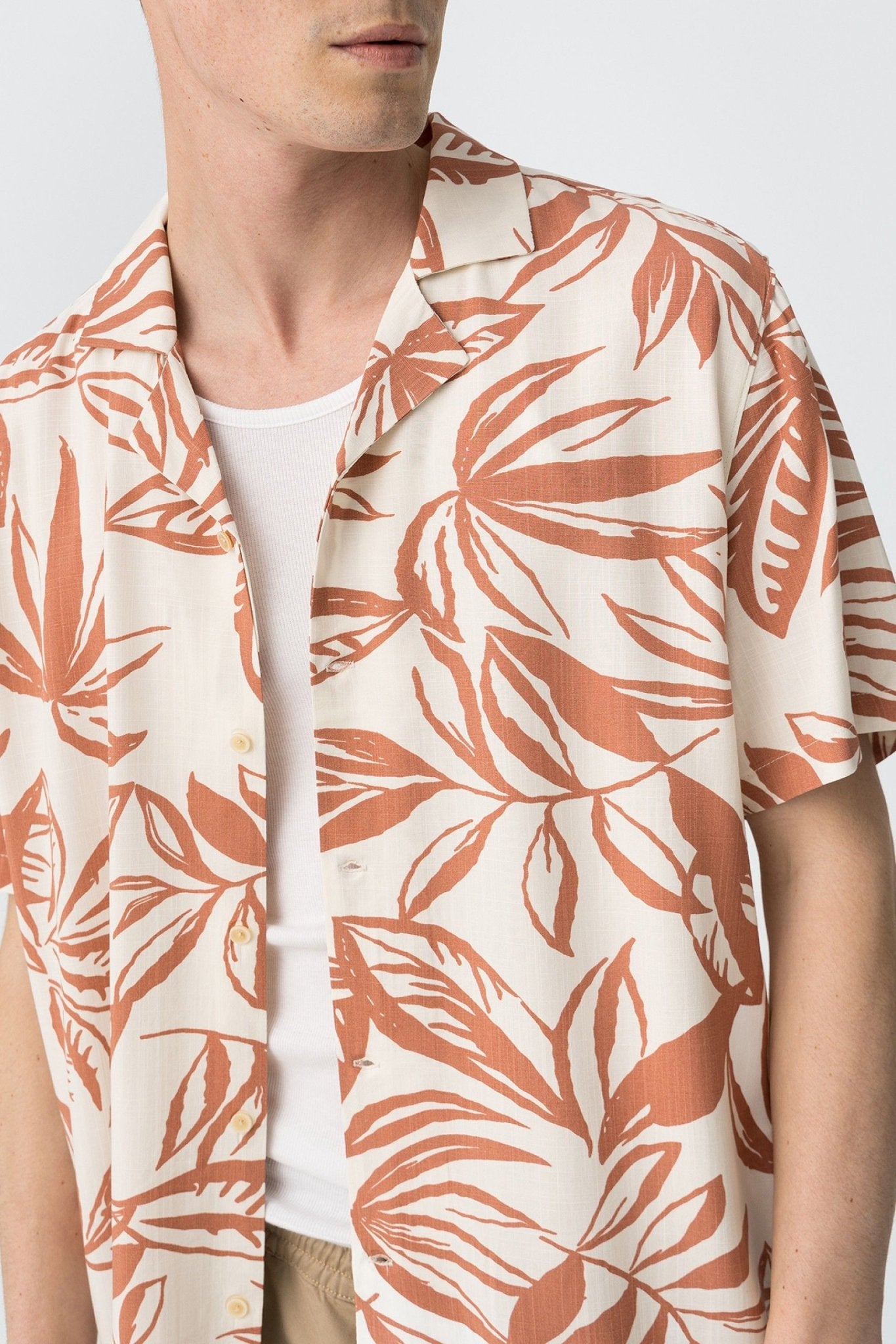 Camiseta com Gola Elegantemente Estilosa - Armanda Boutique