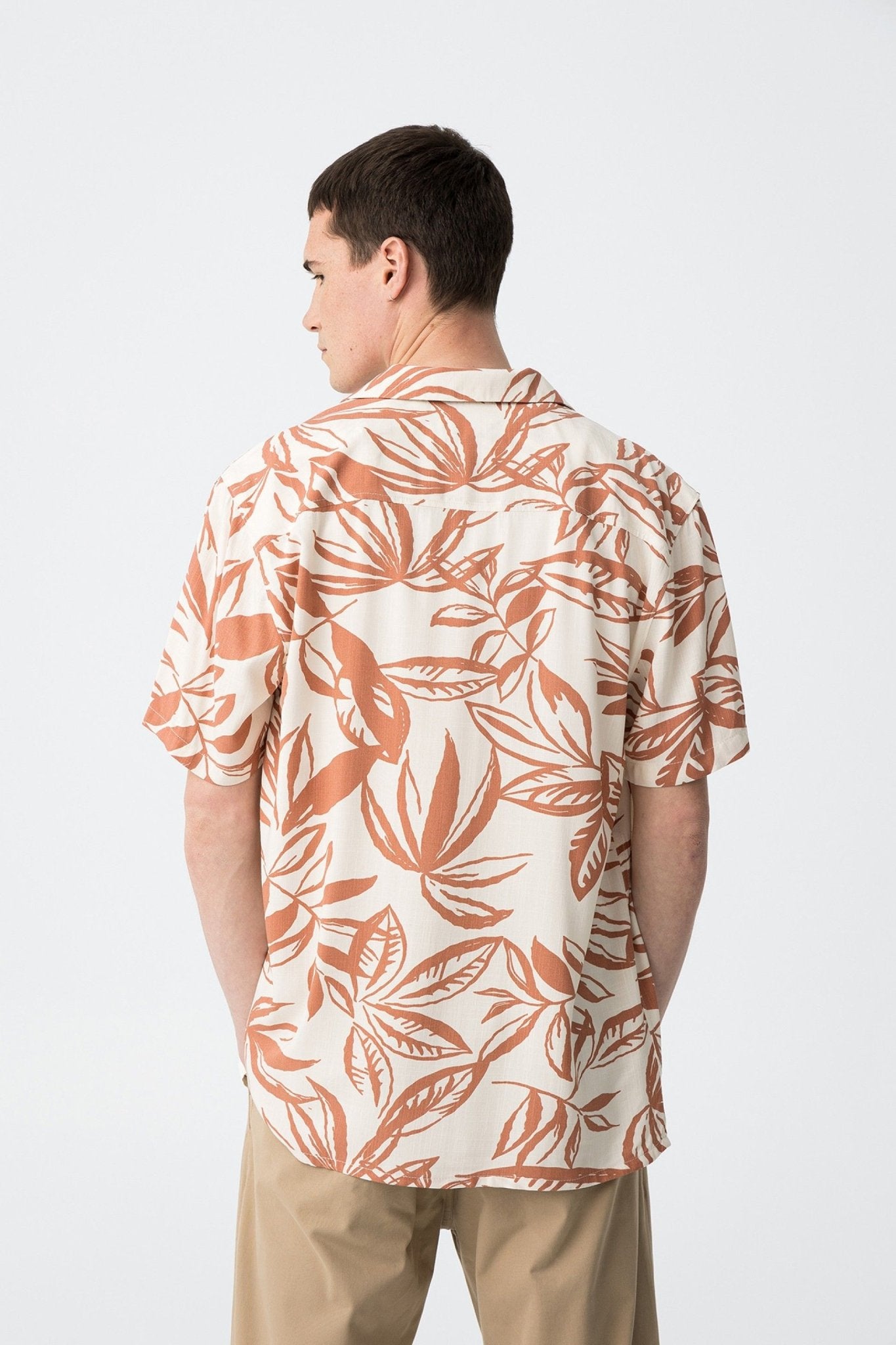 Camiseta com Gola Elegantemente Estilosa - Armanda Boutique
