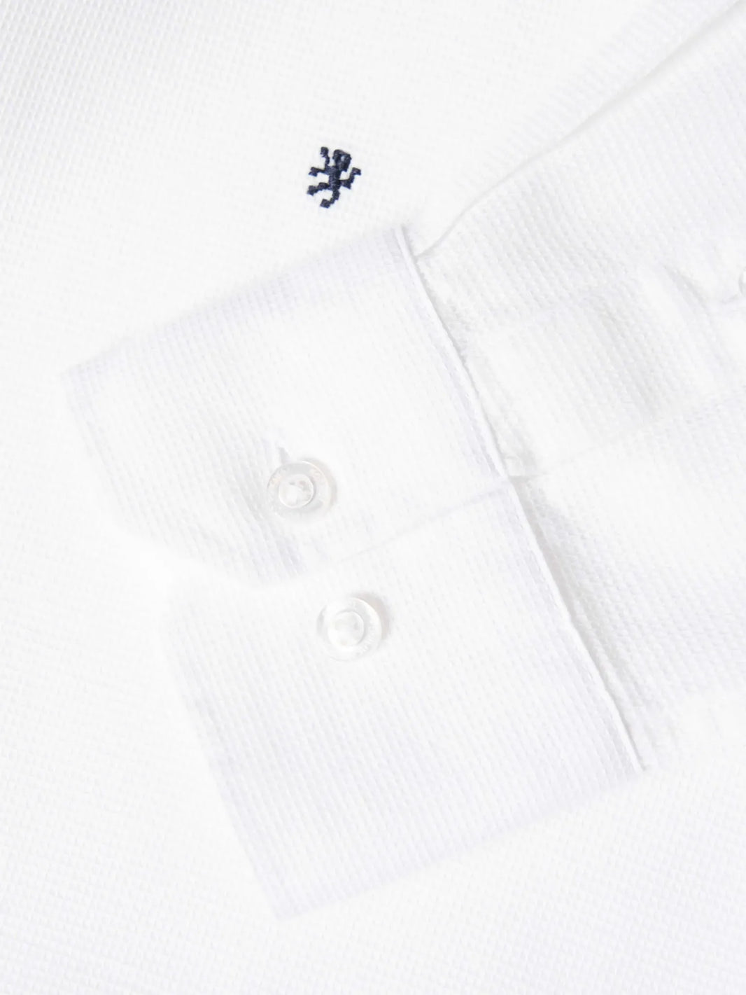 Detalhe do tecido e logótipo da camisa Lion of Porches