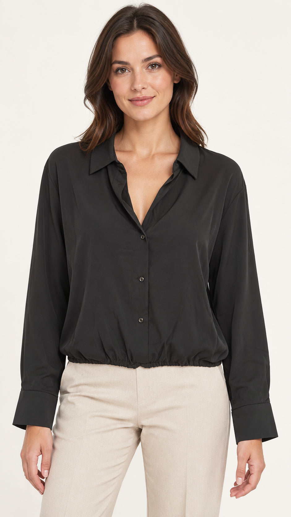 Camisa Tiffosi Conrad 1C Mulher preta vestida numa modelo — vista frontal