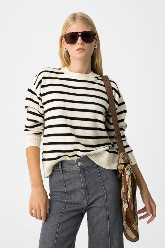 Sweater às Riscas Preto e Branco