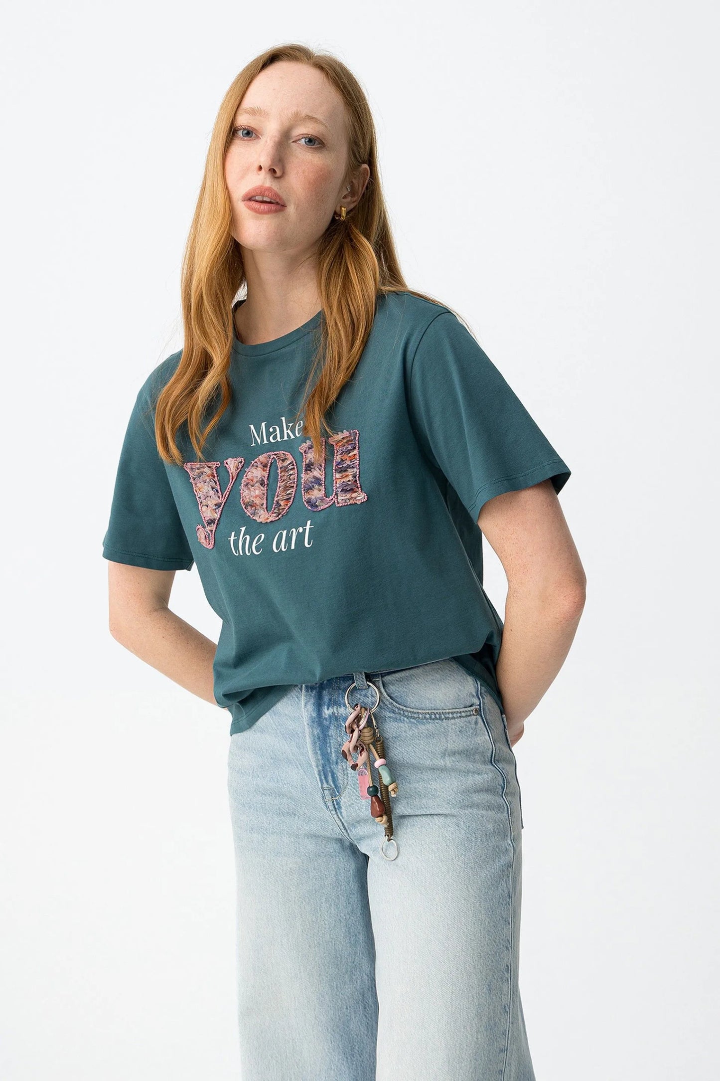T-shirt Casual Tiffosi Verde com Lettering Floral para Mulher