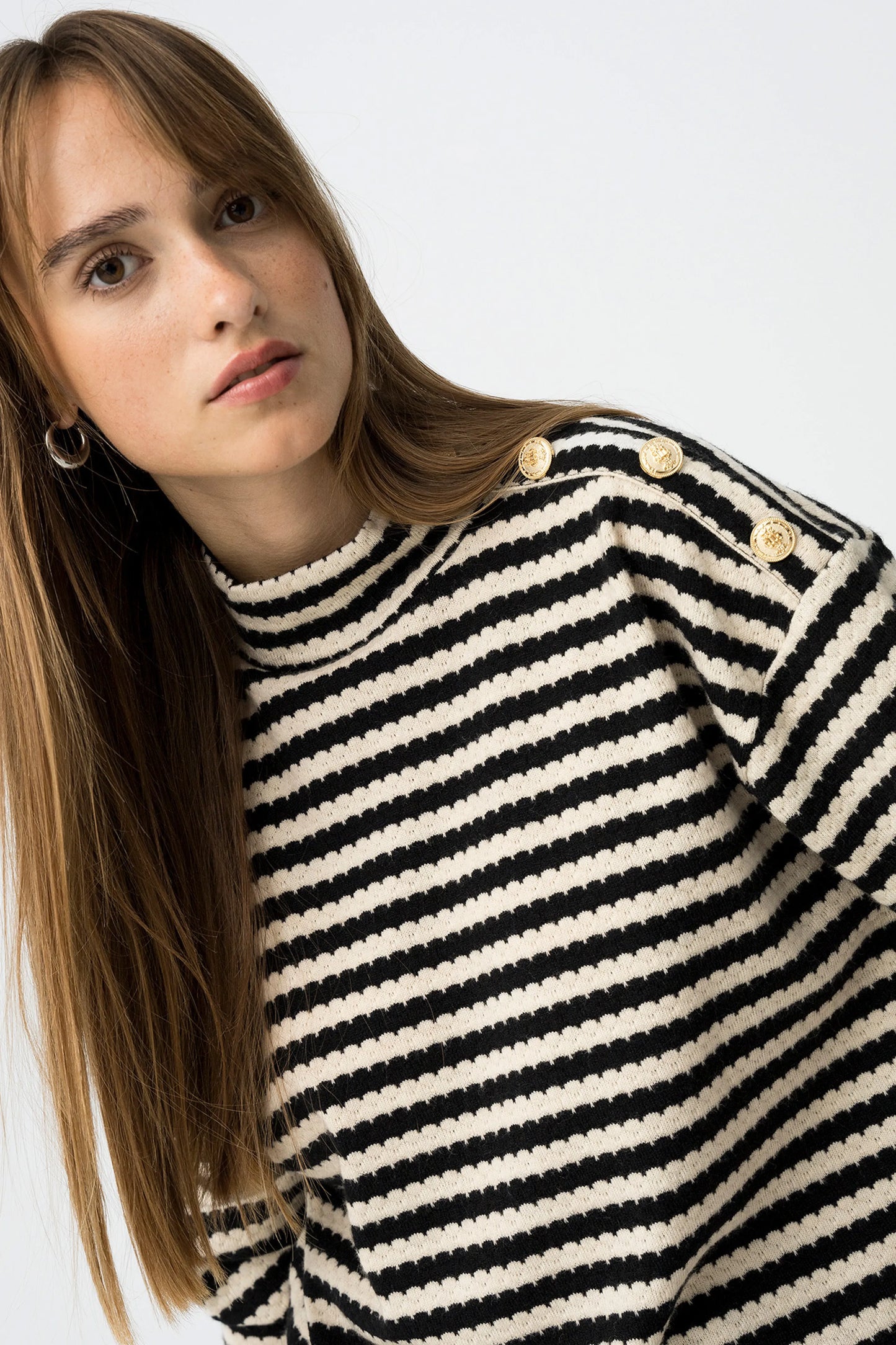 Sweater Riscas com Botões Dourados no Ombro