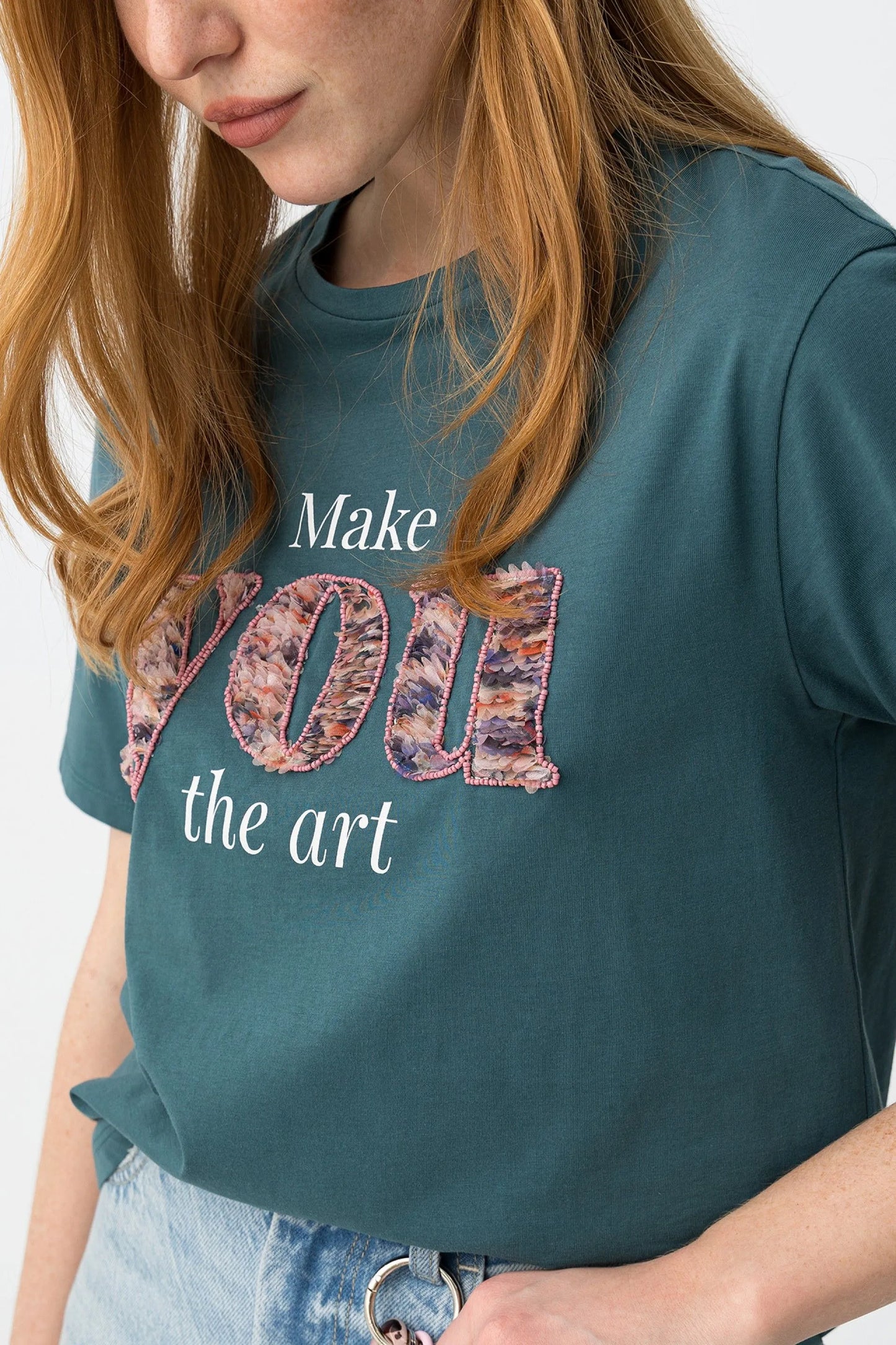 T-shirt Casual Tiffosi Verde com Lettering Floral para Mulher