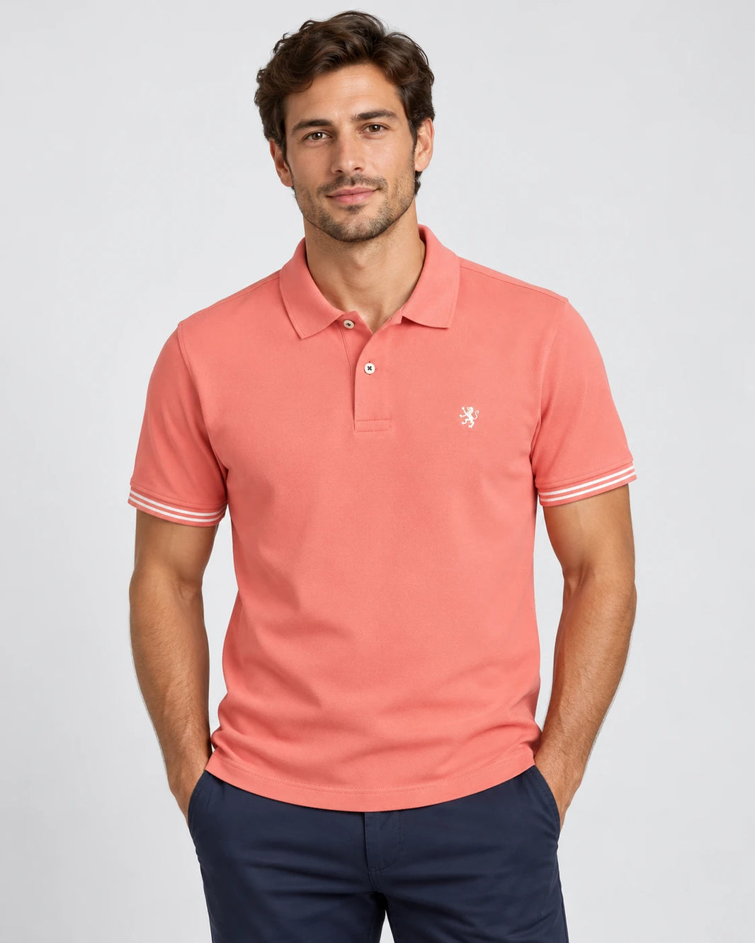 Polo Coral com Bordado — fotografia em modelo gerada por IA