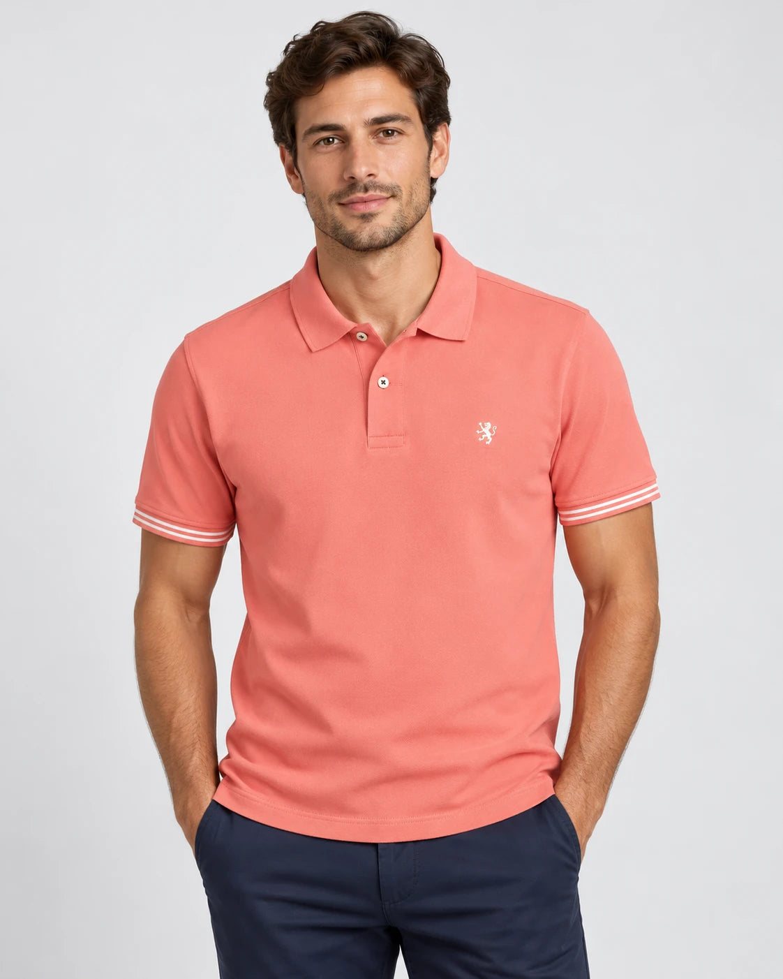 Polo Coral com Bordado — fotografia em modelo gerada por IA
