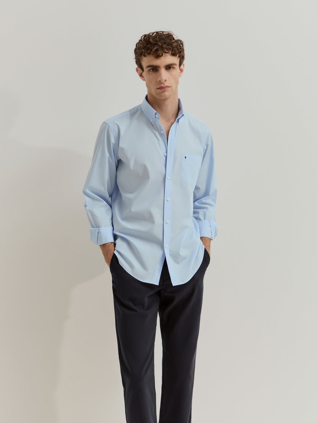 Camisa Lion of Porches azul claro em detalhe