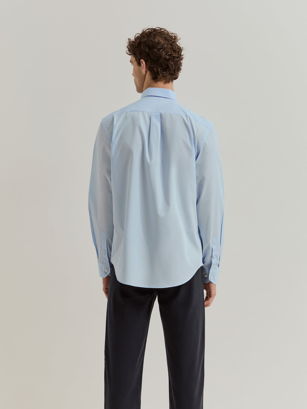 Detalhe da camisa Lion of Porches azul claro