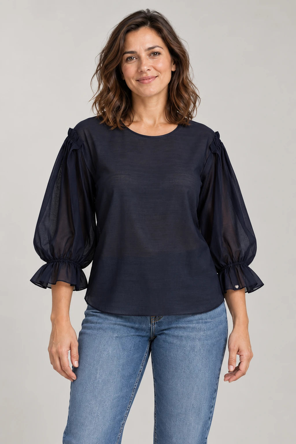 Blusa Silvina Campos azul-marinho com mangas balão na modelo virtual Armanda Boutique — imagem gerada por IA