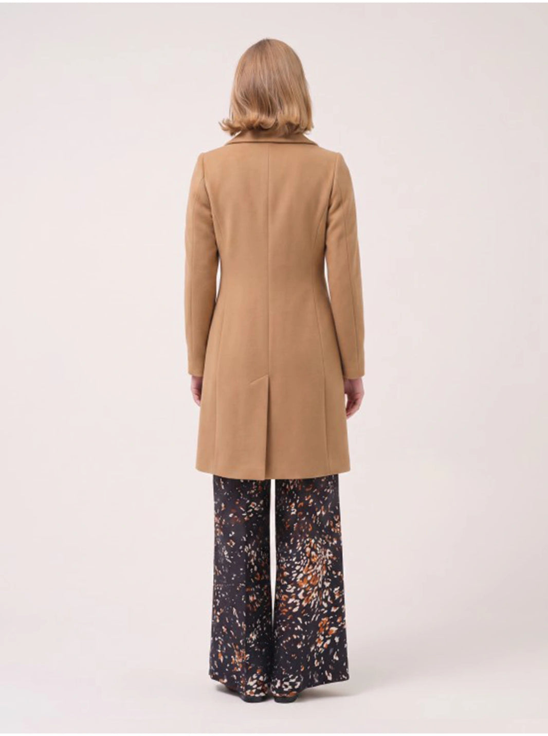 Sobretudo midi cintado camel Cristina Barros — vista de costas
