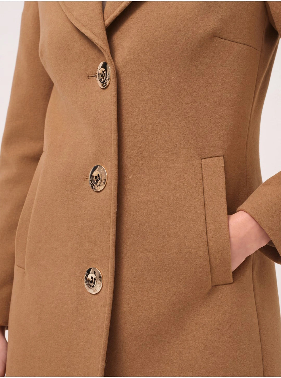 Sobretudo midi cintado camel Cristina Barros — pormenor dos botões e bolso