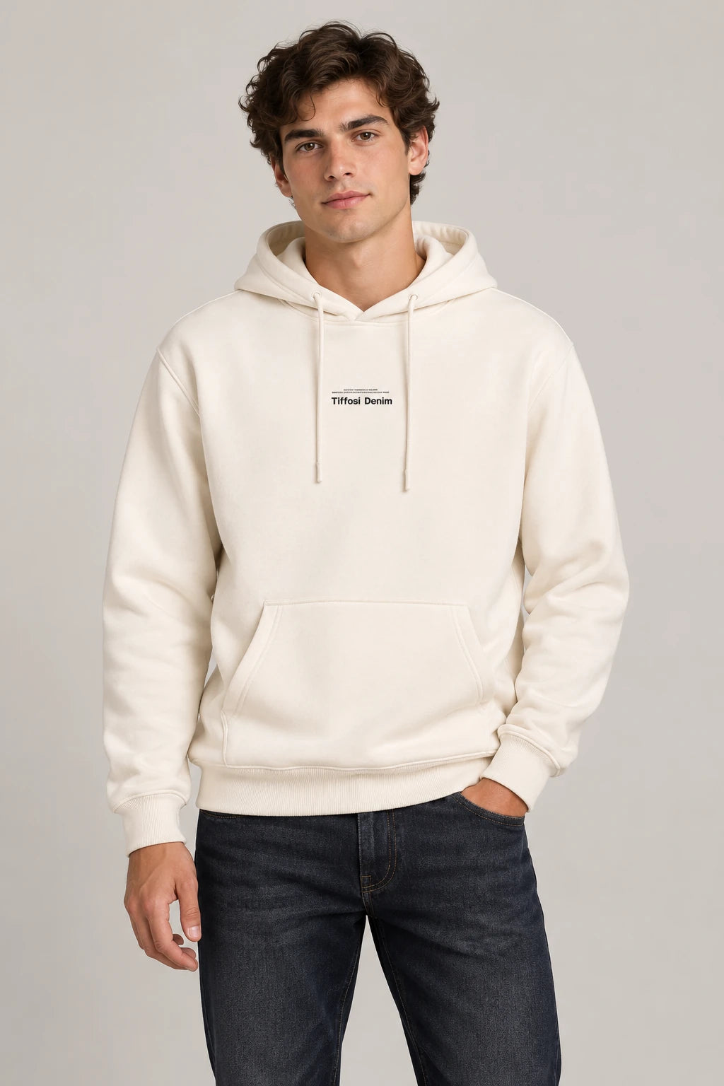 Hoodie Tiffosi Homem — Bege em modelo — imagem gerada por IA