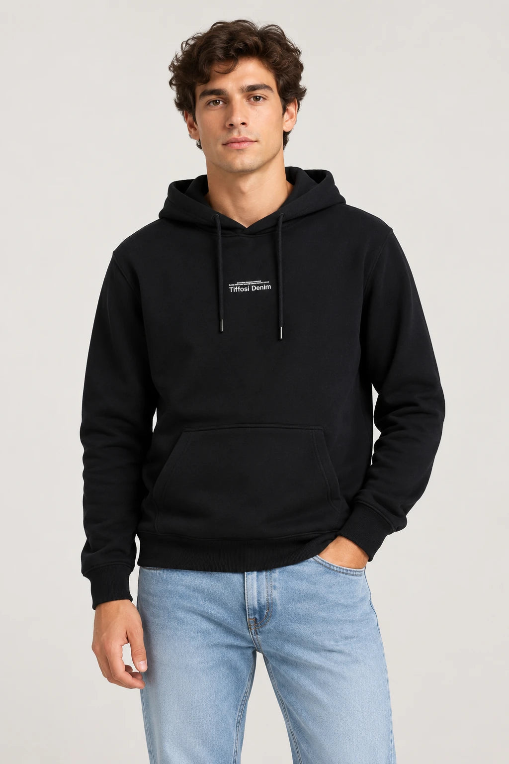 Hoodie Tiffosi Homem — Twilight Blue em modelo — imagem gerada por IA