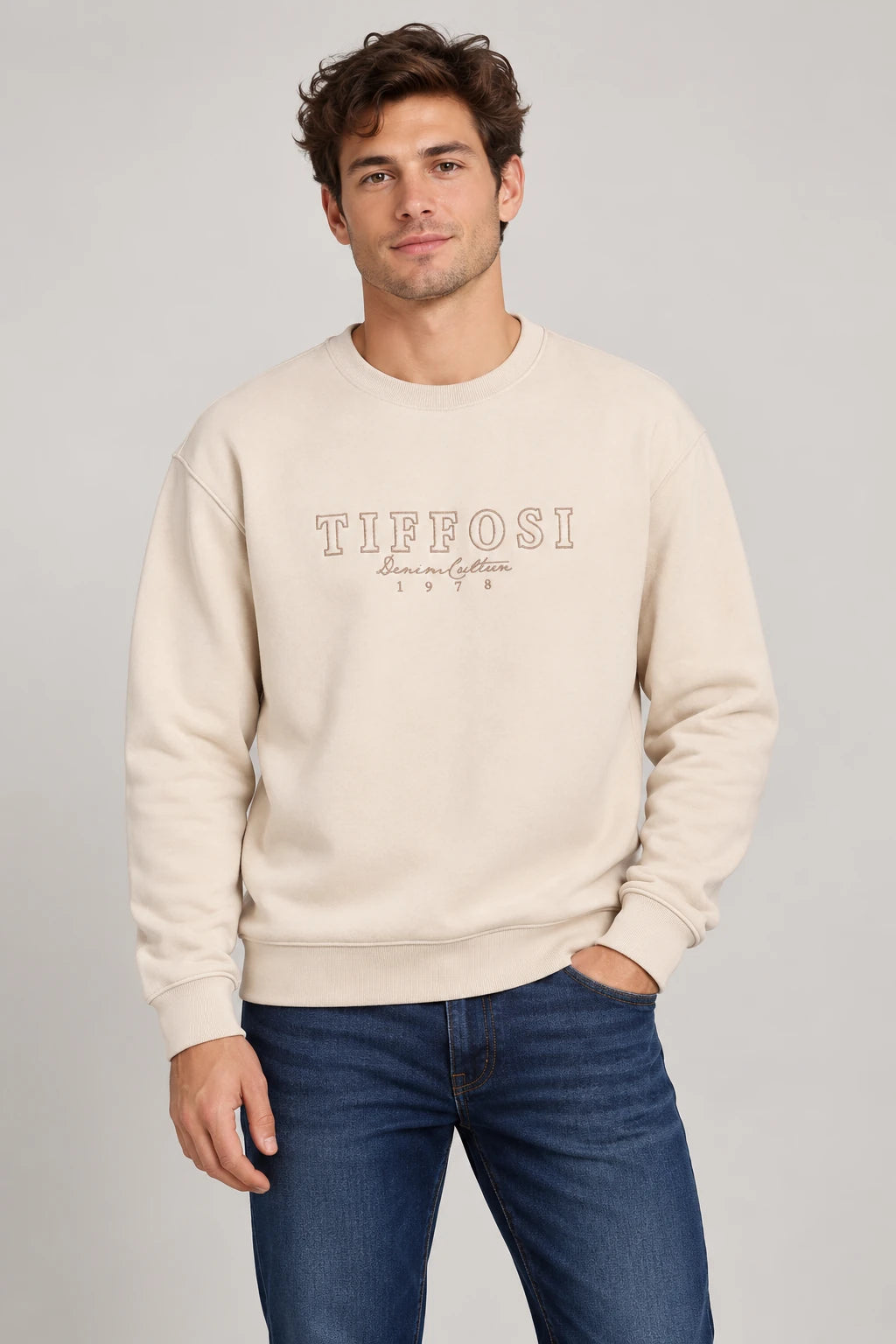Sweatshirt Tiffosi Derby Homem — Bege em modelo — imagem gerada por IA