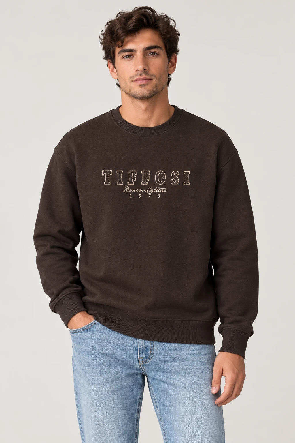 Sweatshirt Tiffosi Derby Homem — Castanho Escuro em modelo — imagem gerada por IA