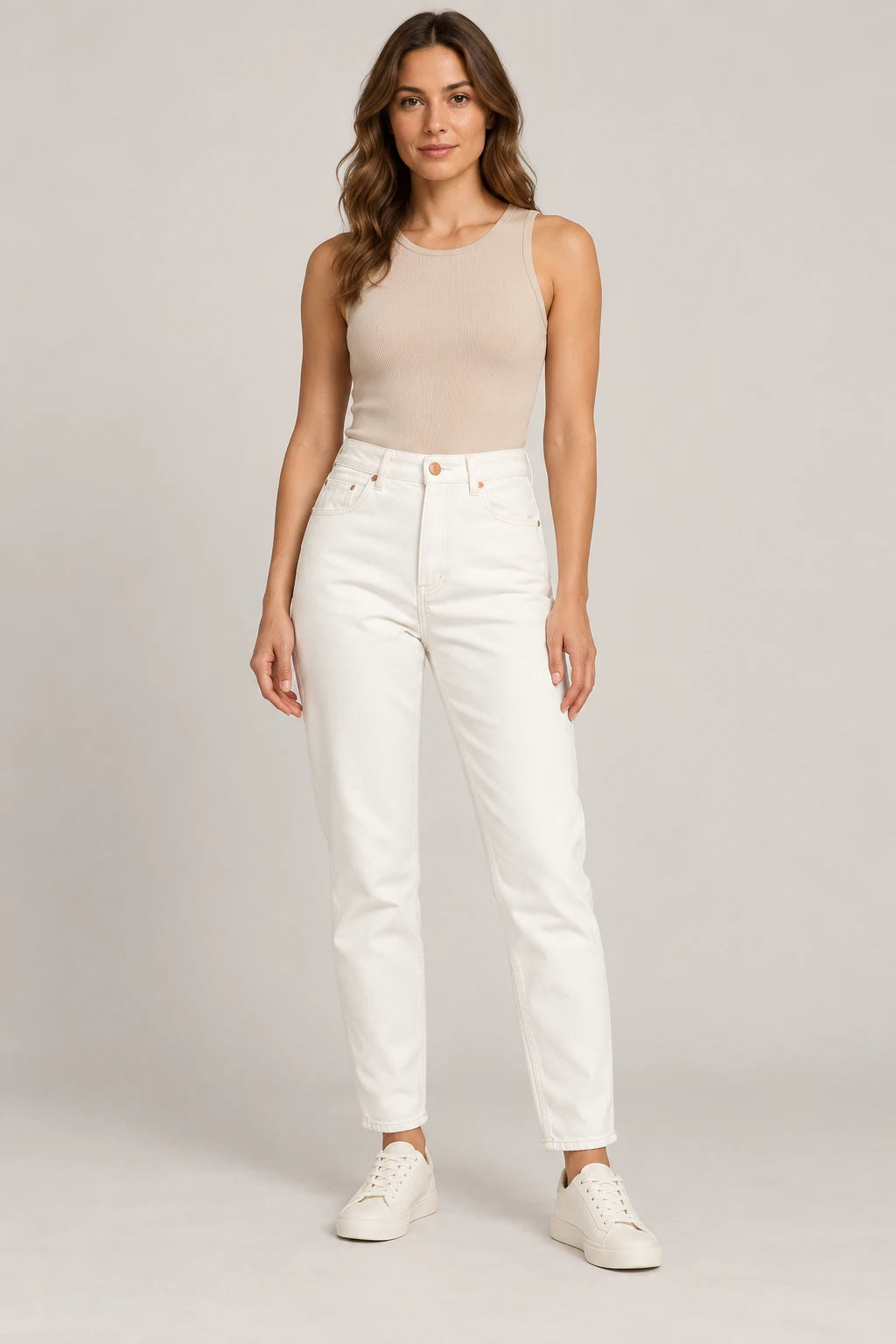 Calça Jeans Mom Slim em modelo — imagem gerada por IA