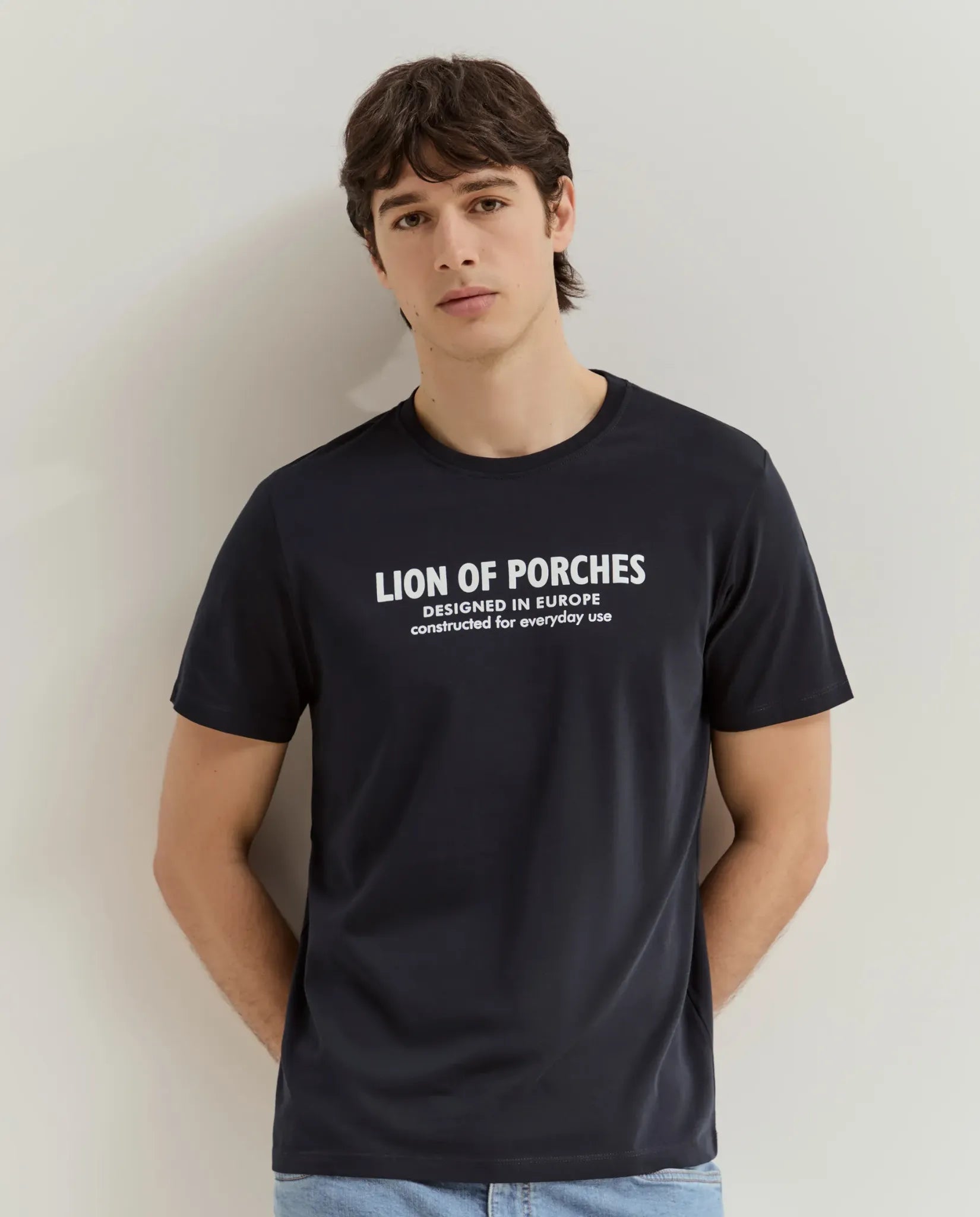 T-shirt azul-marinho Lion of Porches — aproximação