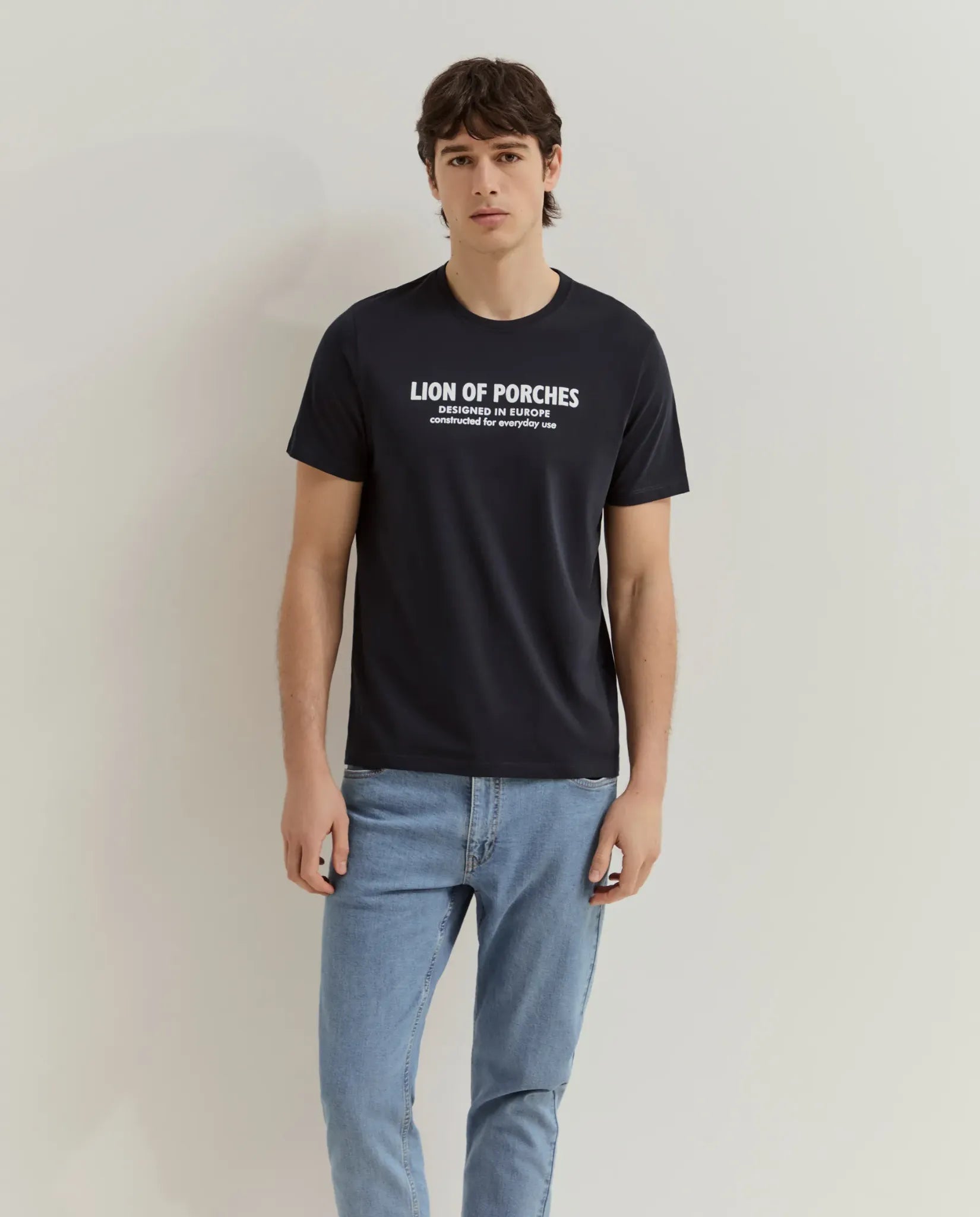 T-shirt azul-marinho Lion of Porches vestida — frente